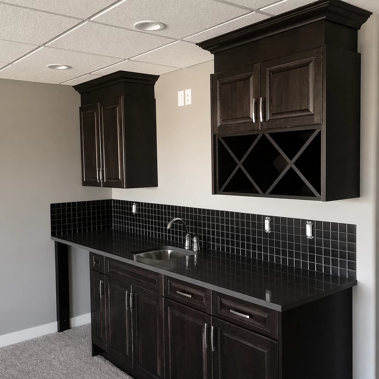 Dark basement wet bar with wine rack lattice